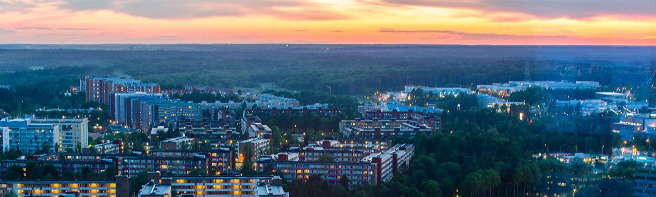 Svensk stad i skymning. Foto: Adobe Stock Images