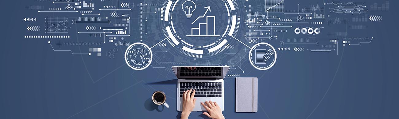 Foto med dator och en massa idéer. Foto: Adobe Stock Images.