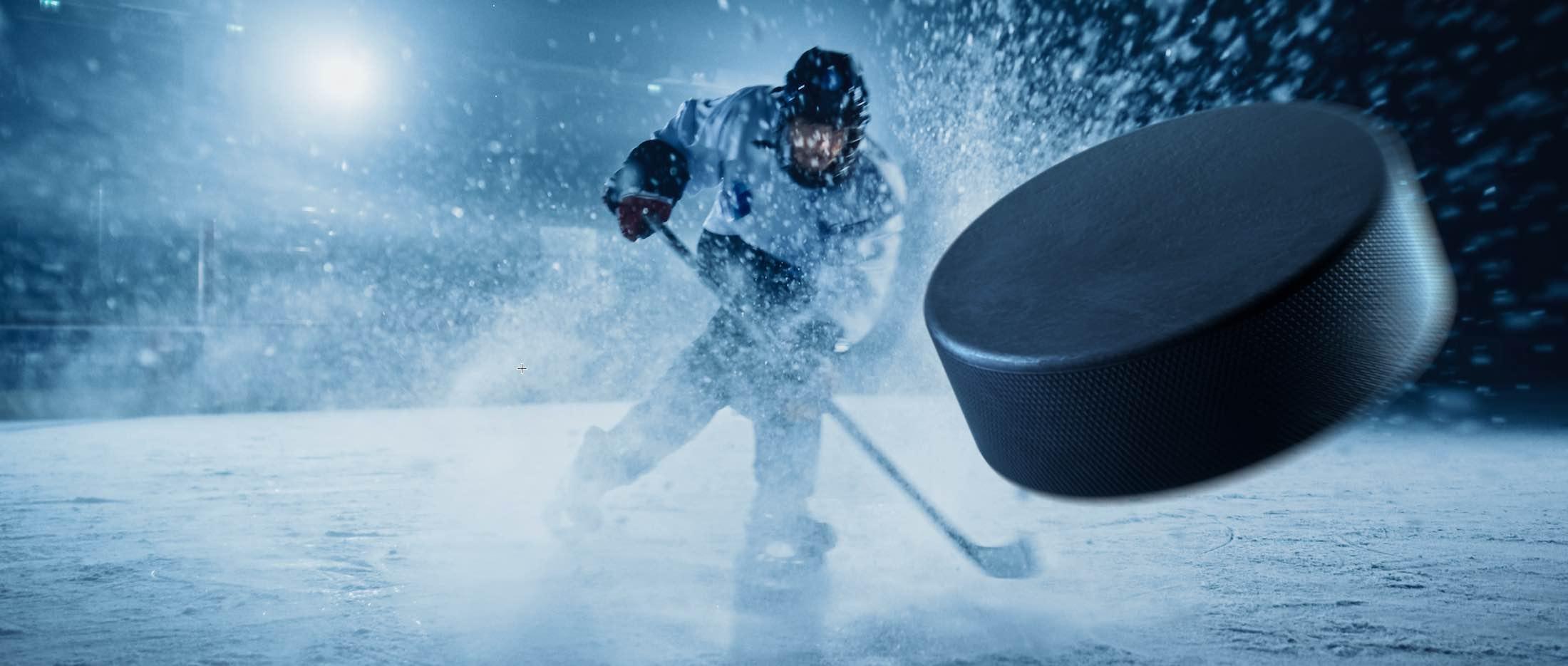 Hockeyspelare med puck foto Adobe Stock