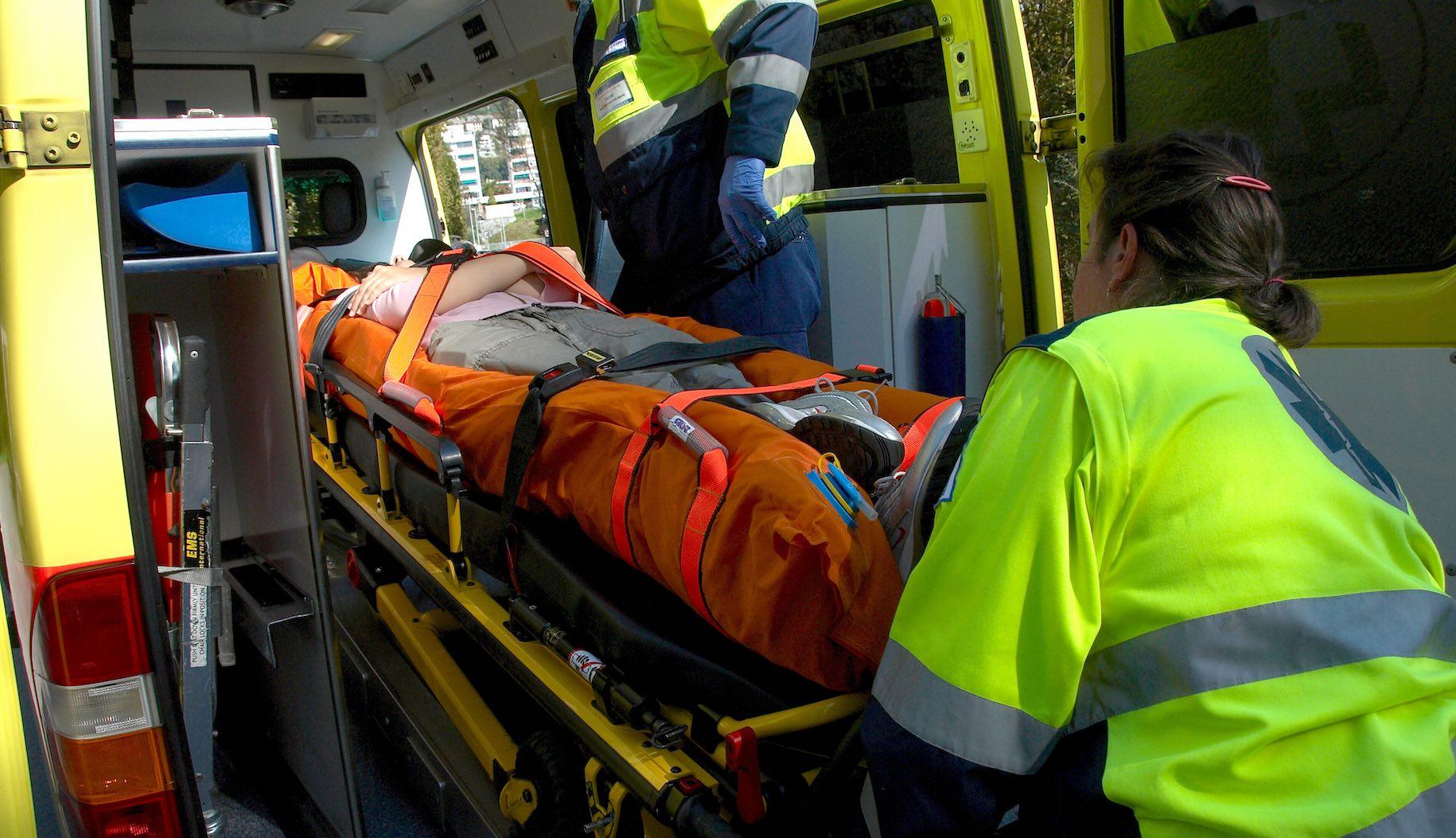 Bild på person på bår i ambulans. Foto Adobe Stock.