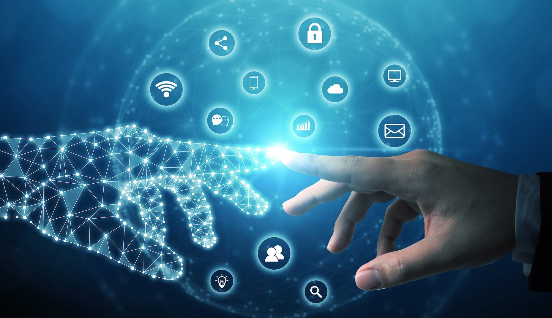 Bild på mänsklig hand som möter digital hand.